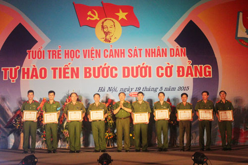 Thiếu tướng, GS.TS Nguyễn Huy Thuật trao thưởng cho các tập thể có thành tích xuất sắc trong đợt thi đua lập thành tích chào mừng Đại hội đại biểu Đảng bộ Học viện CSND lần thứ XVI.